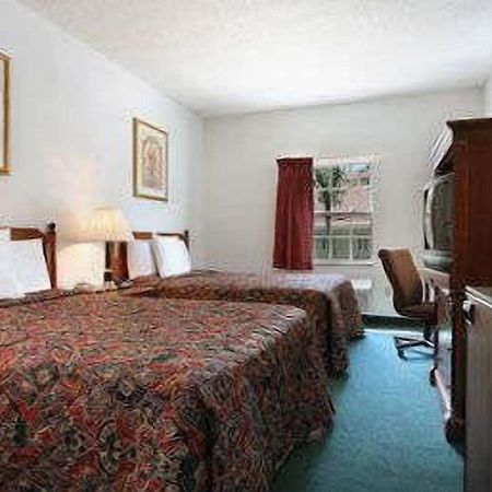 Travelodge By Wyndham Waukegan Gurnee Room photo