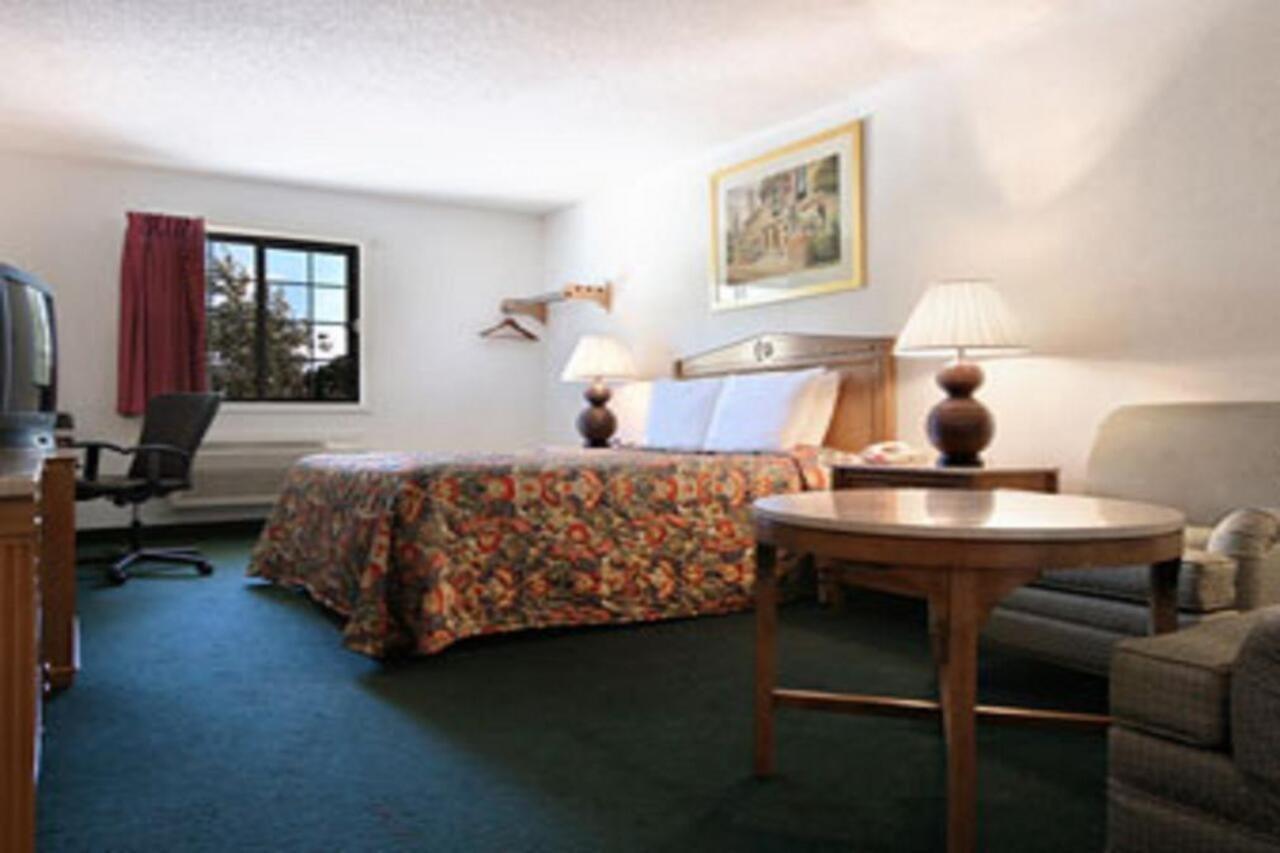 Travelodge By Wyndham Waukegan Gurnee Room photo
