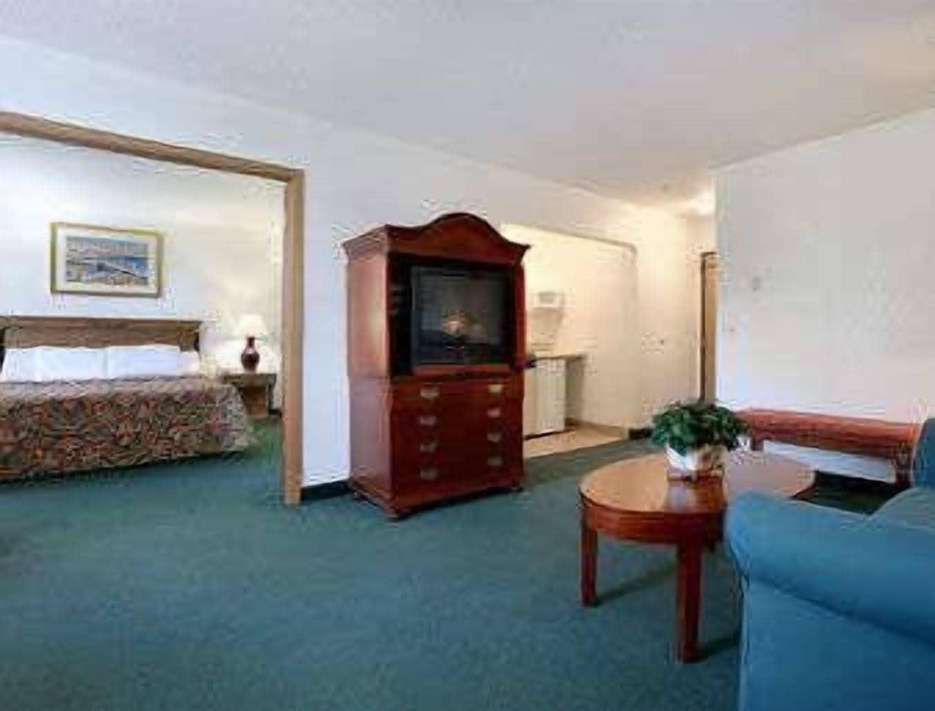 Travelodge By Wyndham Waukegan Gurnee Room photo