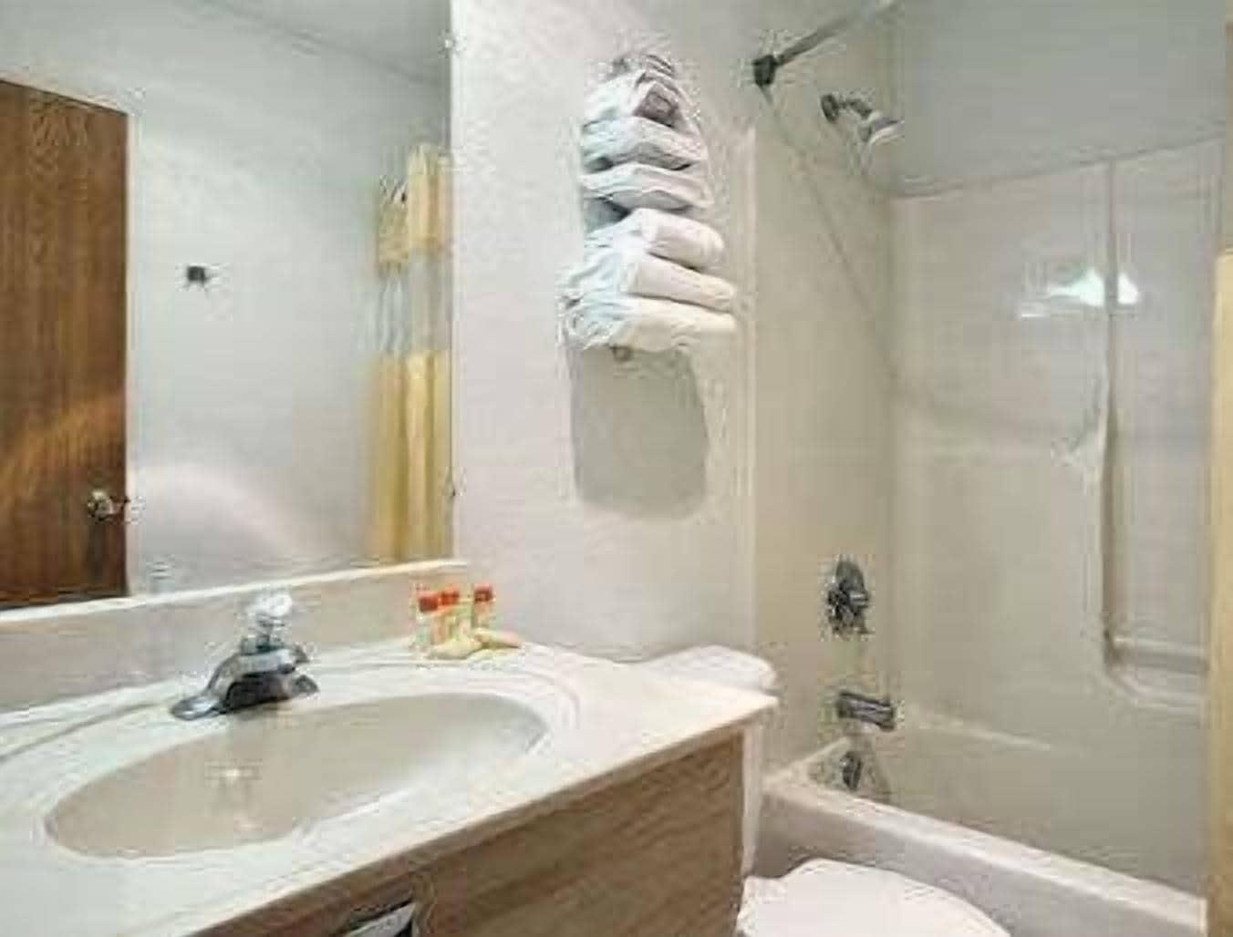 Travelodge By Wyndham Waukegan Gurnee Room photo