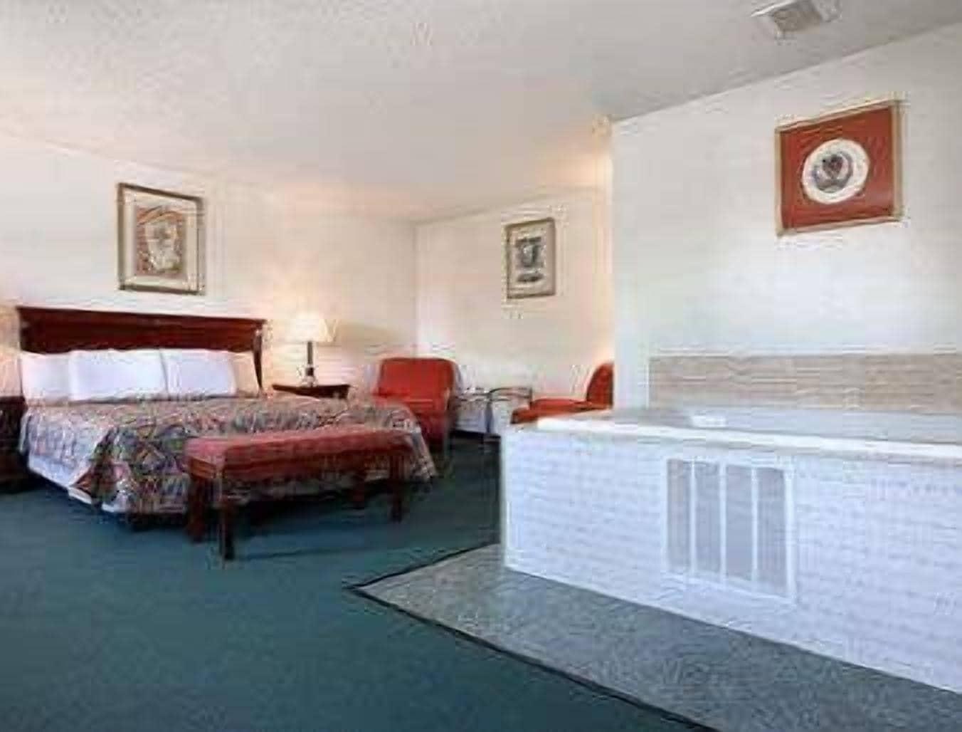 Travelodge By Wyndham Waukegan Gurnee Room photo
