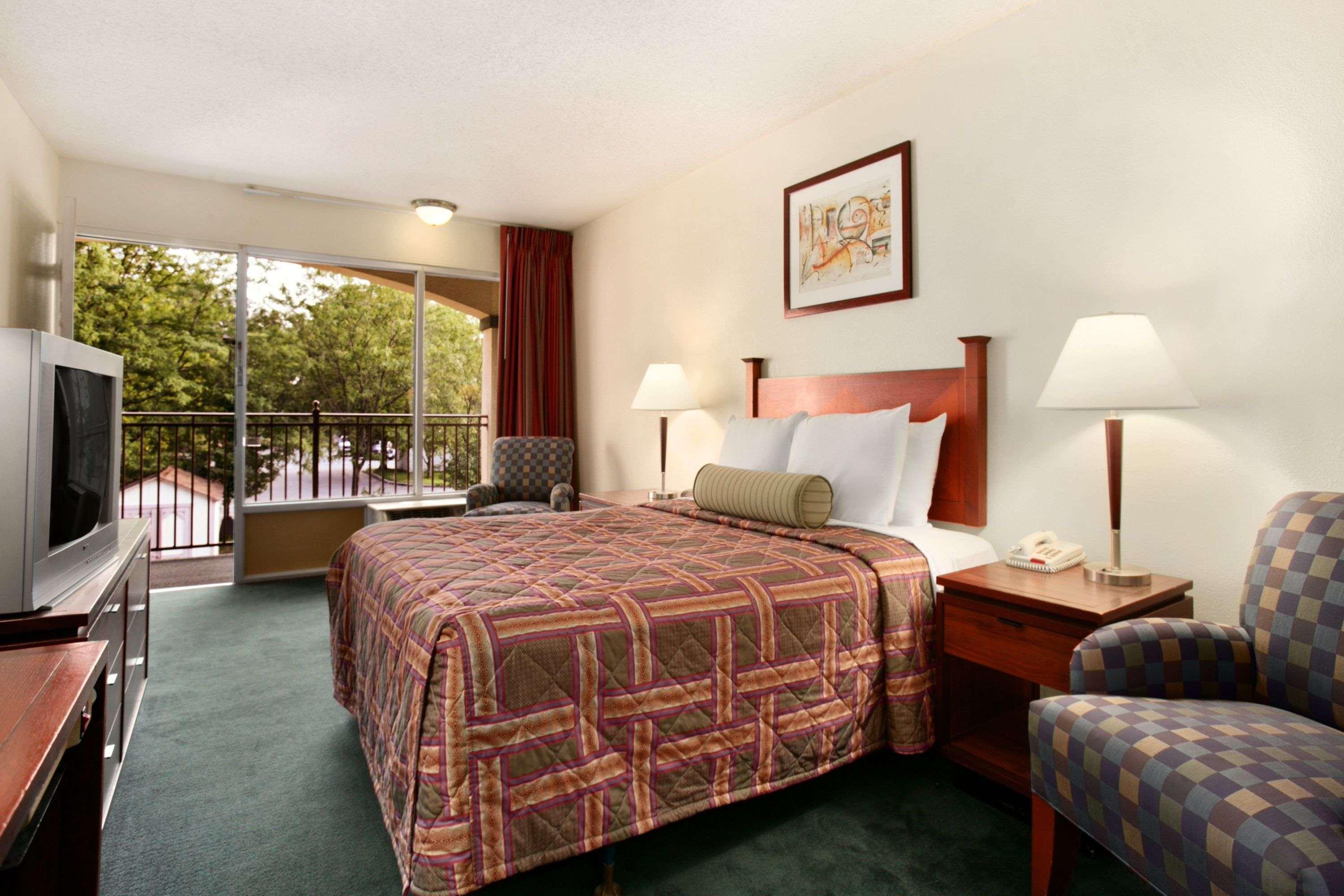 Travelodge By Wyndham Waukegan Gurnee Exterior photo