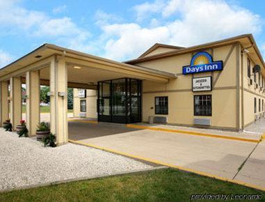 Travelodge By Wyndham Waukegan Gurnee Exterior photo